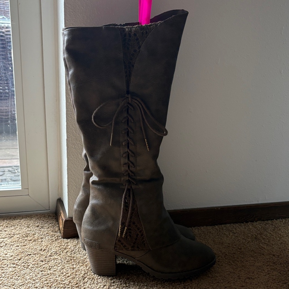 Elegant Lace-Up Heeled Boots in Brown